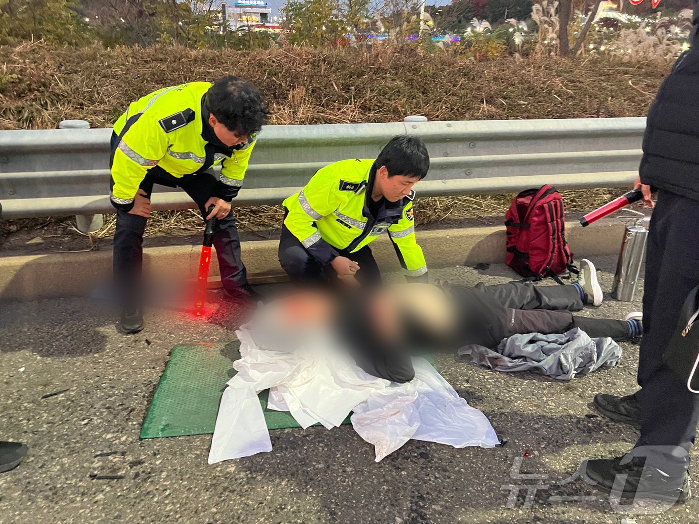 지난 15일 오후 5시 20분쯤 인천국제공항 고속도로 청라IC 방면 2.5km 지점에서 4중 추돌사고가 발생한 가운데 인천경찰청 제3기동대 2제대 직원들이 긴급 구조를 하고 있다.&#40;인천경찰청 제공&#41;2024.11.18/뉴스1