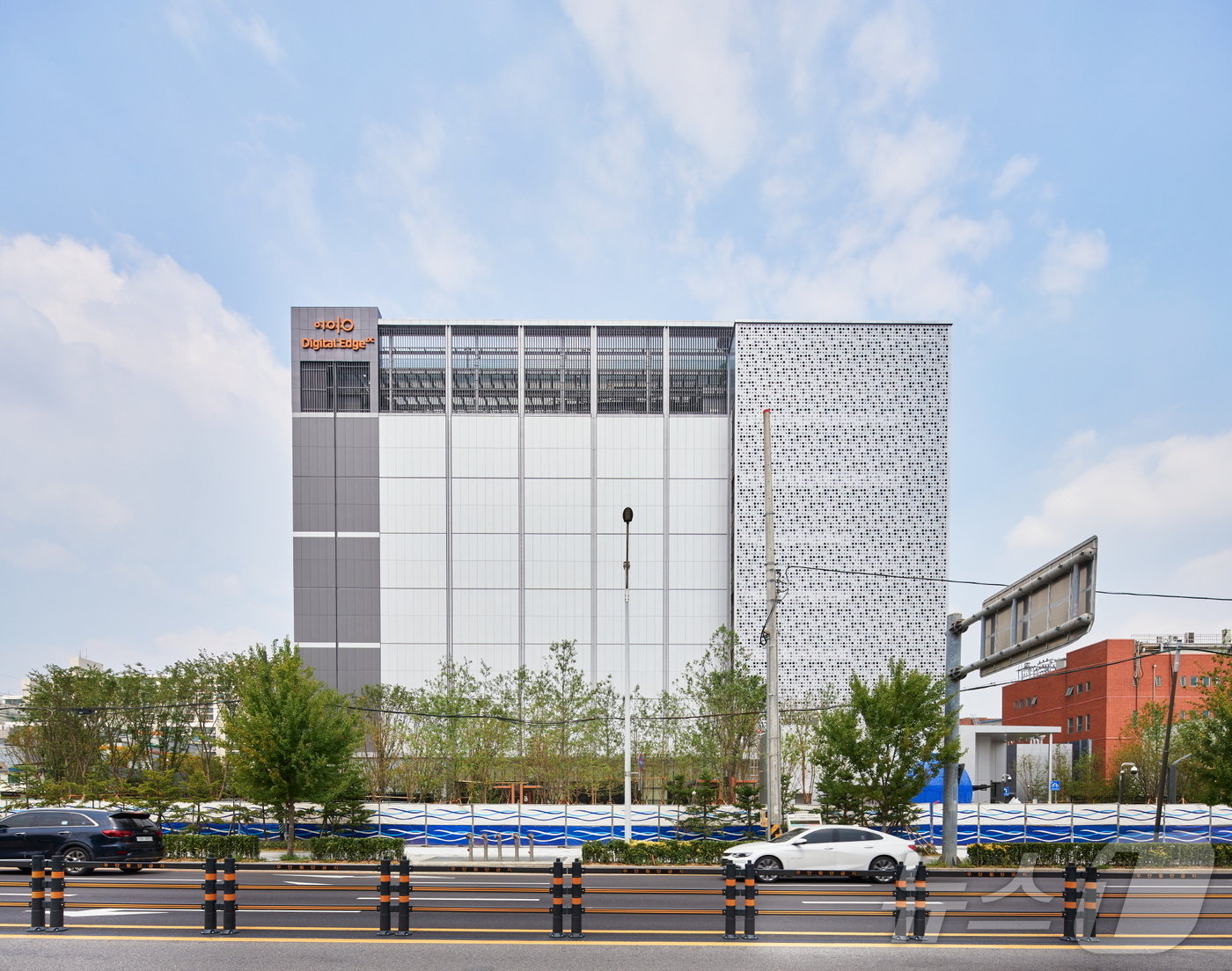 본문 이미지 - SK에코플랜트가 최근 준공한 디지털엣지 데이터센터의 모습&#40;SK에코플랜트 제공&#41;