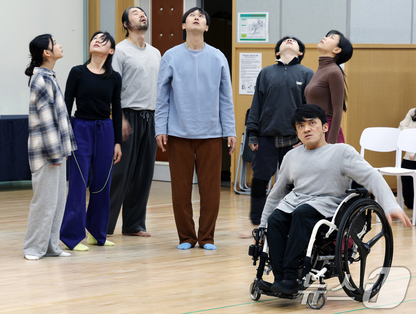 (서울=뉴스1) 이동해 기자 = 18일 오후 서울 중구 국립극장에서 열린 연극 '몬스터 콜스' 연습실 공개 행사에서 김원영을 비롯한 참석 배우들이 하이라이트 장면을 시연하고 있다. …