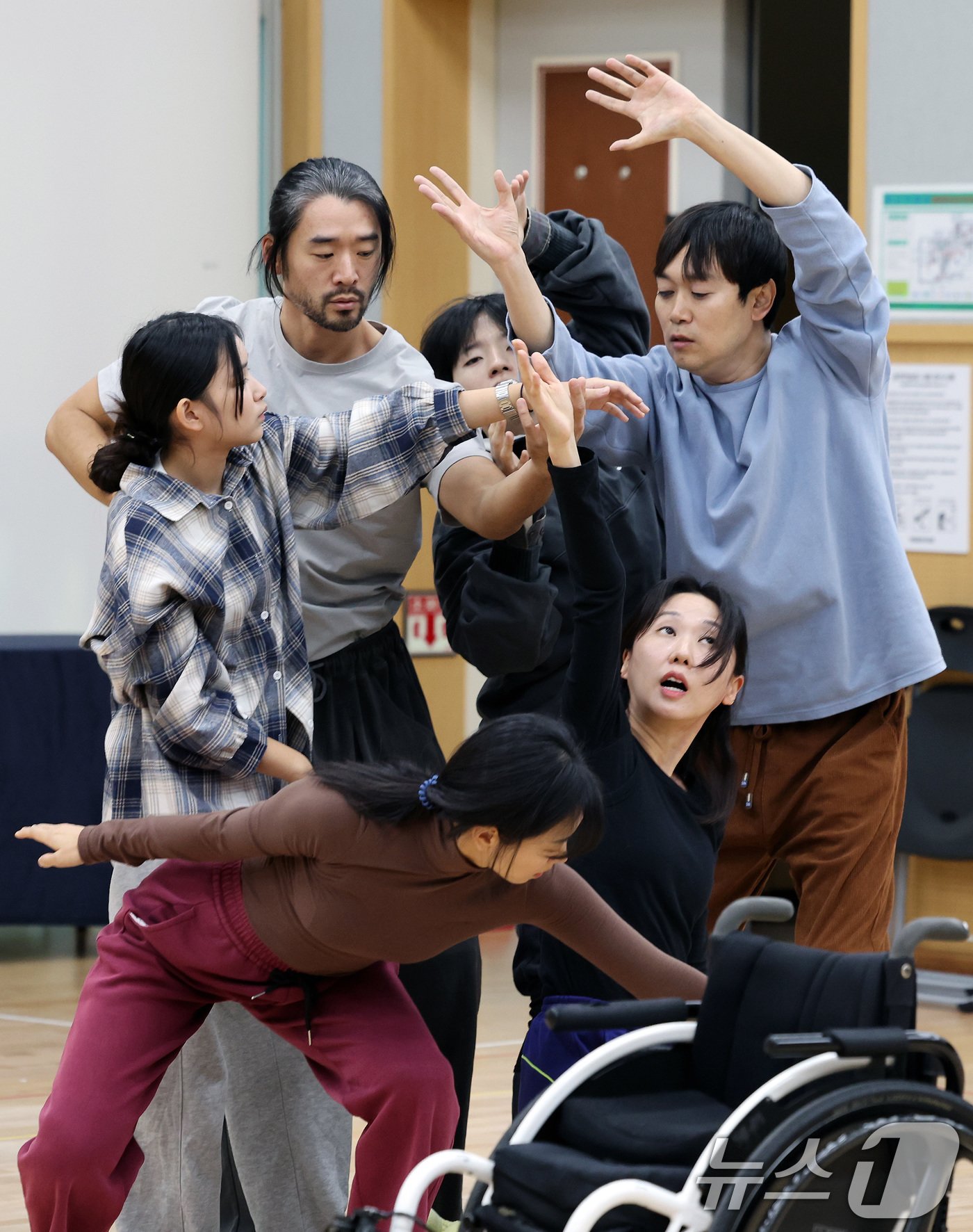 본문 이미지 - 18일 오후 서울 중구 국립극장에서 열린 연극 '몬스터 콜스' 연습실 공개 행사에서 지혜연을 비롯한 참석 배우들이 하이라이트 장면을 시연하고 있다. 연극 '몬스터 콜스'(A Monster Calls)는 영국 최고의 아동 문학상인 카네기 상 수상 소설을 원작으로 한 작품으로, 장애인과 비장애인 배우가 함께 참여해 각각의 고유한 특성을 살린 목소리와 신체 표현을 통해 이야기를 전달하는 방식으로 진행된다. 2024.11.18/뉴스1 ⓒ News1 이동해 기자
