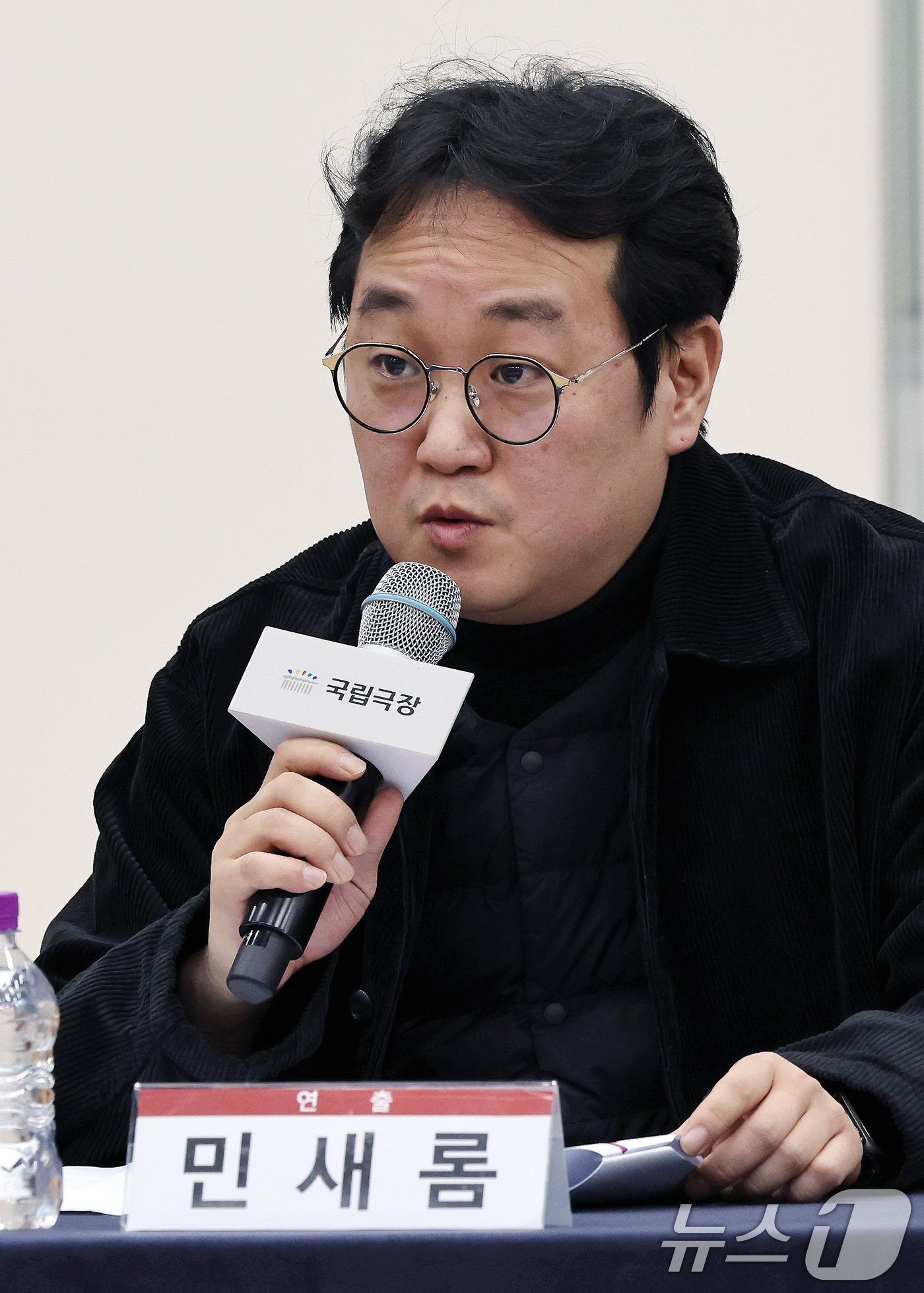 18일 오후 서울 중구 국립극장에서 열린 연극 &#39;몬스터 콜스&#39; 연습실 공개 행사에서 연출가 민새롬이 인사말을 하고 있다.  2024.11.18/뉴스1 ⓒ News1 이동해 기자