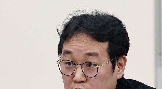 인사말 하는 연극 '몬스터 콜스' 민새롬 연출가