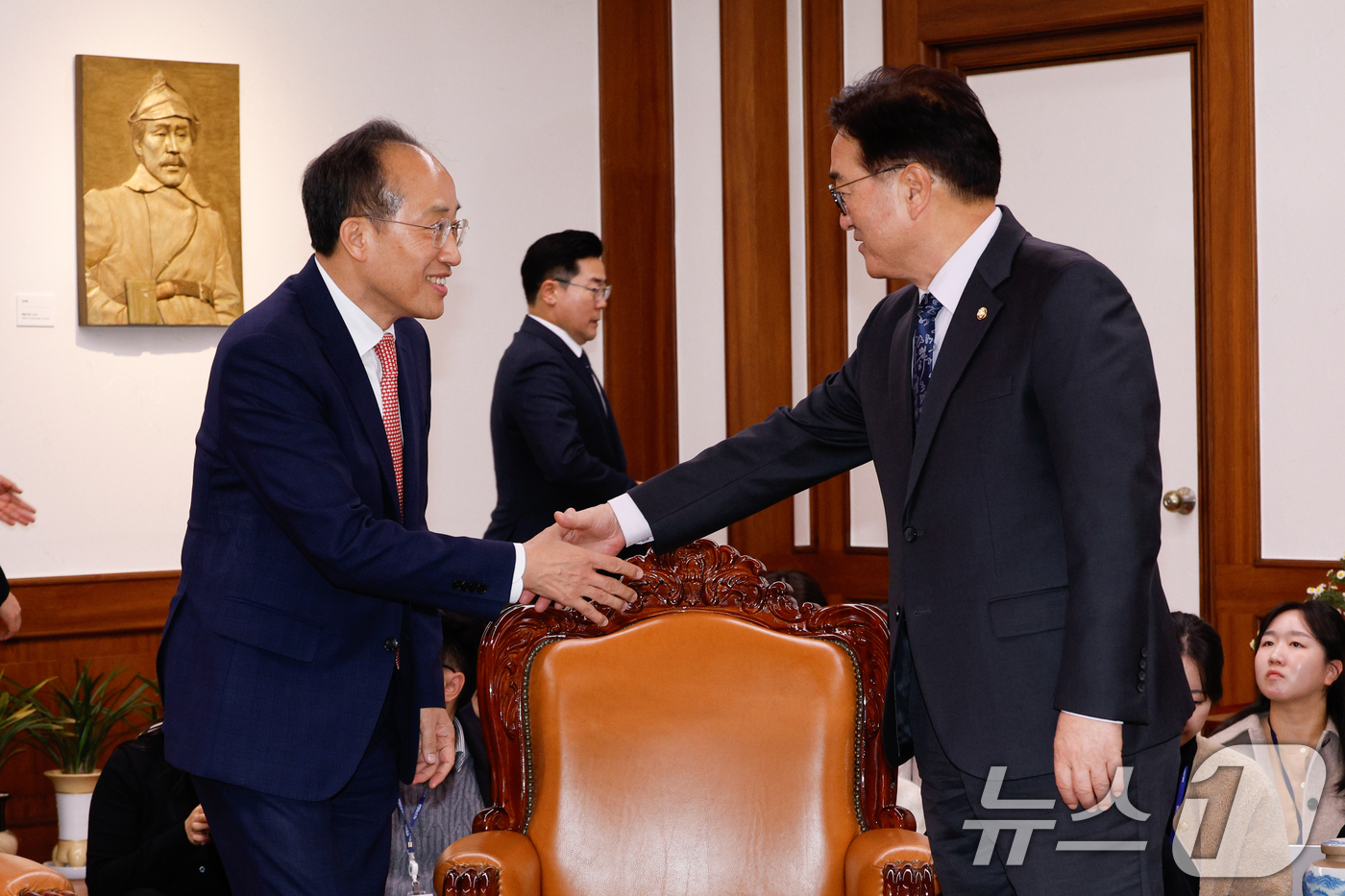 (서울=뉴스1) 안은나 기자 = 우원식 국회의장과 추경호 국민의힘 원내대표가 18일 서울 여의도 국회의장실에서 국회의장-여야 원내대표 회동에 앞서 악수하고 있다. 가운데는 박찬대 …