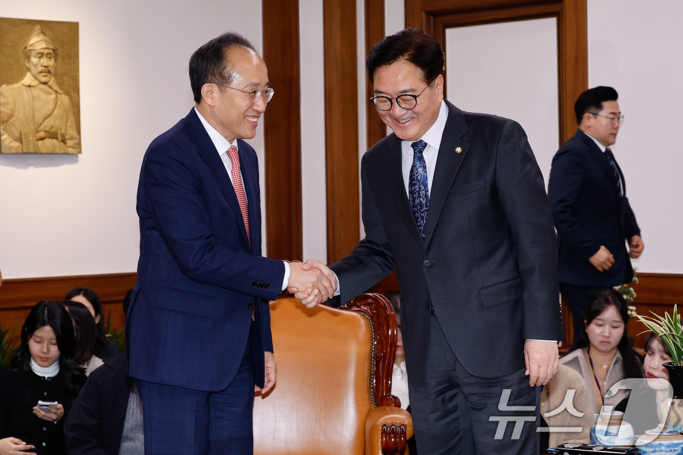 (서울=뉴스1) 안은나 기자 = 우원식 국회의장과 추경호 국민의힘 원내대표가 18일 서울 여의도 국회의장실에서 국회의장-여야 원내대표 회동에 앞서 악수하고 있다. 오른쪽은 박찬대 …