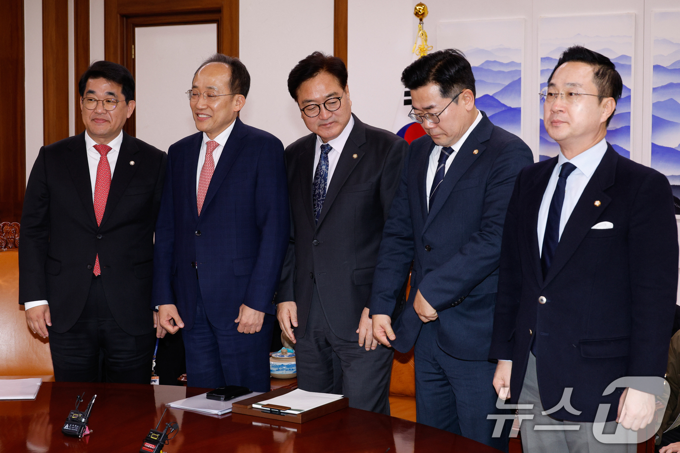 (서울=뉴스1) 안은나 기자 = 우원식 국회의장과 여야 원내대표가 18일 서울 여의도 국회의장실에서 회동하고 있다. 왼쪽부터 국민의힘 배준영 원내수석부대표, 추경호 원내대표, 우 …