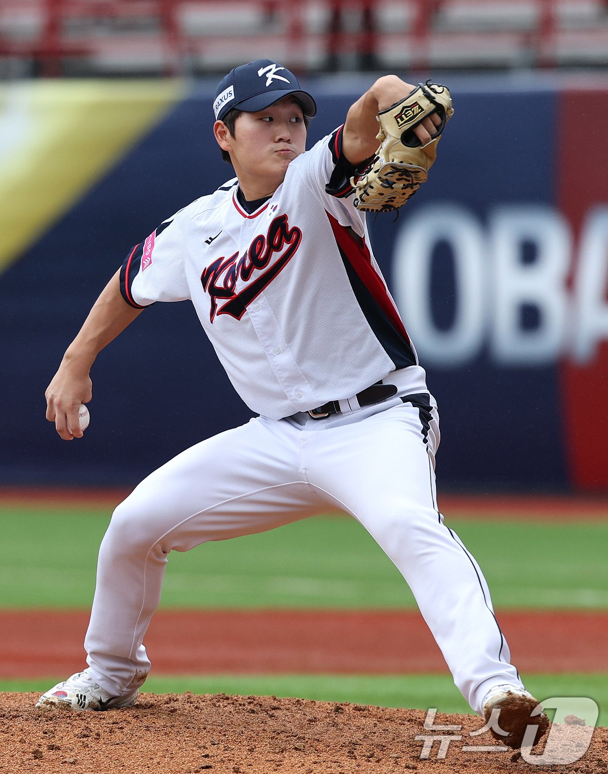 본문 이미지 - 18일(현지시간) 오후 대만 타이베이시 톈무 야구장에서 열린 2024 WBSC 프리미어12 B조 예선 대한민국과 호주의 경기 6회초 호주 공격 1사 1, 3루 상황에서 마운드에 오른 김택연이 역투하고 있다. 2024.11.18/뉴스1 ⓒ News1 장수영 기자