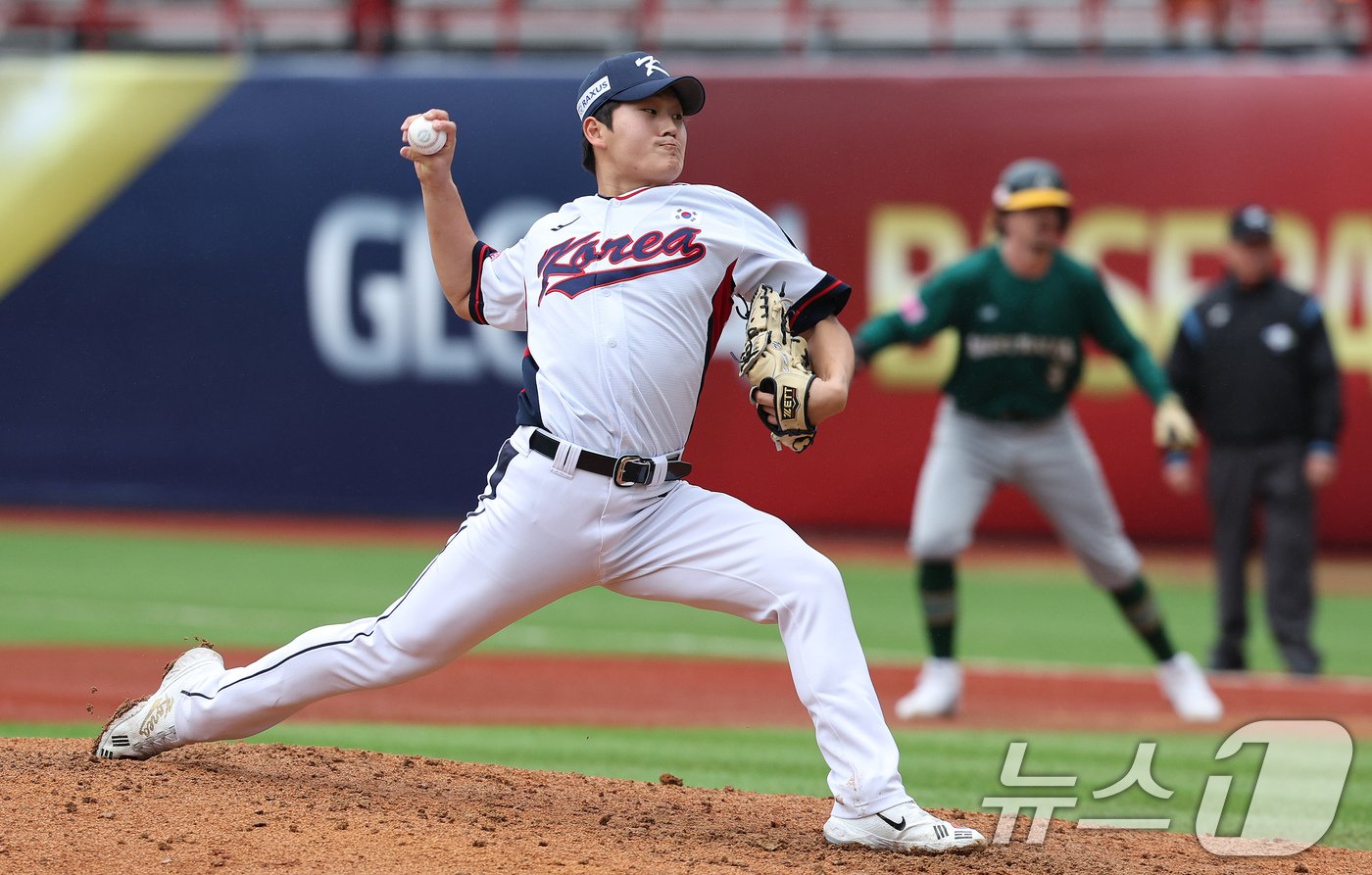 18일&#40;현지시간&#41; 오후 대만 타이베이시 톈무 야구장에서 열린 2024 WBSC 프리미어12 B조 예선 대한민국과 호주의 경기 6회초 호주 공격 2사 1, 2상황에서 마운드에 오른 김택연이 역투하고 있다. 2024.11.18/뉴스1 ⓒ News1 장수영 기자