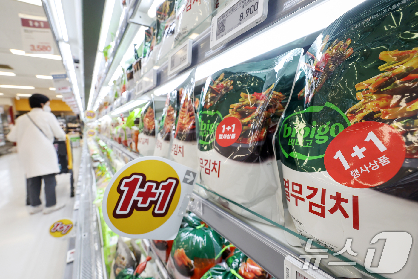 (서울=뉴스1) 민경석 기자 = 18일 서울의 한 대형 마트에서 포장 김치가 1+1 할인 행사 가격으로 판매되고 있다.가을배추 출하가 늘면서 한 포기에 만 원에 육박했던 배춧값이 …