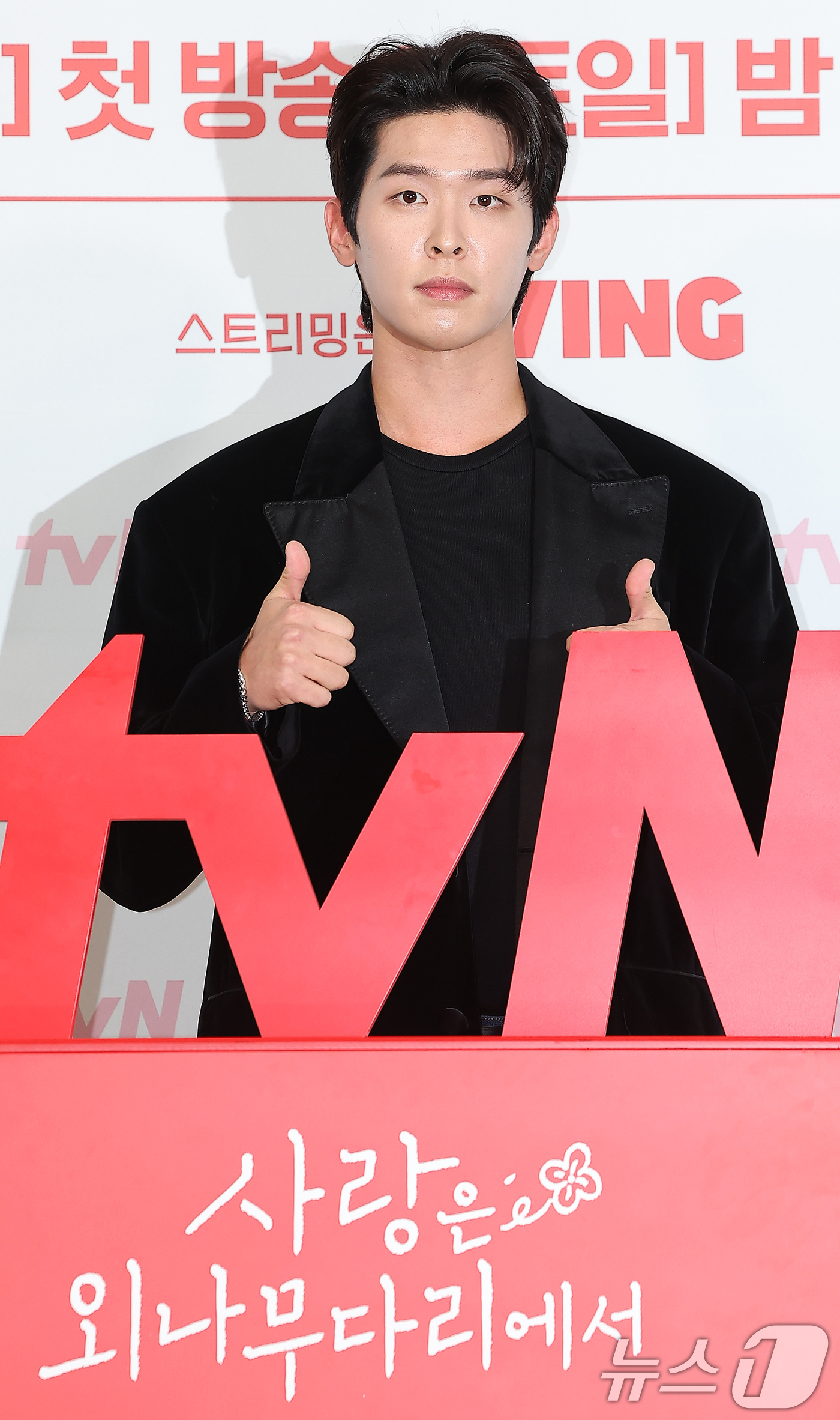 (서울=뉴스1) 김진환 기자 = 배우 이시우가 18일 오후 서울 구로구 라마다신도림호텔에서 열린 tvN 새 토일드라마 ‘사랑은 외나무다리에서’ 제작발표회에 참석해 포즈를 취하고 있 …