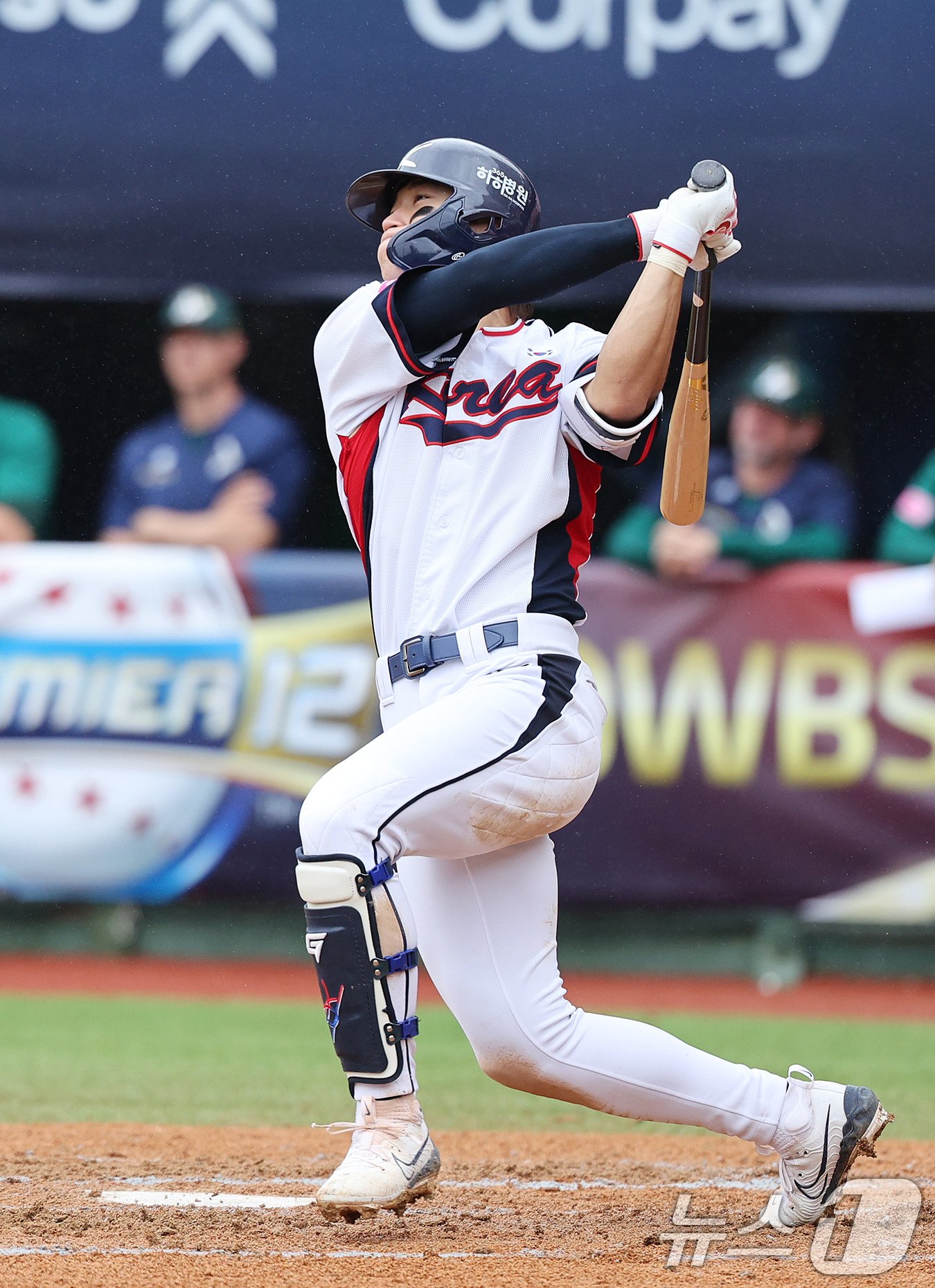 18일&#40;현지시간&#41; 오후 대만 타이베이시 톈무 야구장에서 열린 2024 WBSC 프리미어12 B조 예선 대한민국과 호주의 경기 6회말 대한민국 공격 2사 1루 상황에서 김도영이 투런 홈런을 치고 있다. 2024.11.18/뉴스1 ⓒ News1 장수영 기자