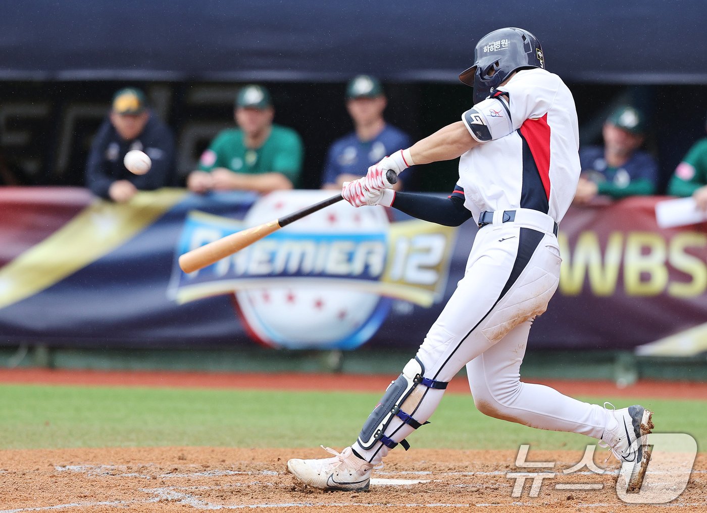 18일&#40;현지시간&#41; 오후 대만 타이베이시 톈무 야구장에서 열린 2024 WBSC 프리미어12 B조 예선 대한민국과 호주의 경기 6회말 대한민국 공격 2사 1루 상황에서 김도영이 투런 홈런을 치고 있다. 2024.11.18/뉴스1 ⓒ News1 장수영 기자