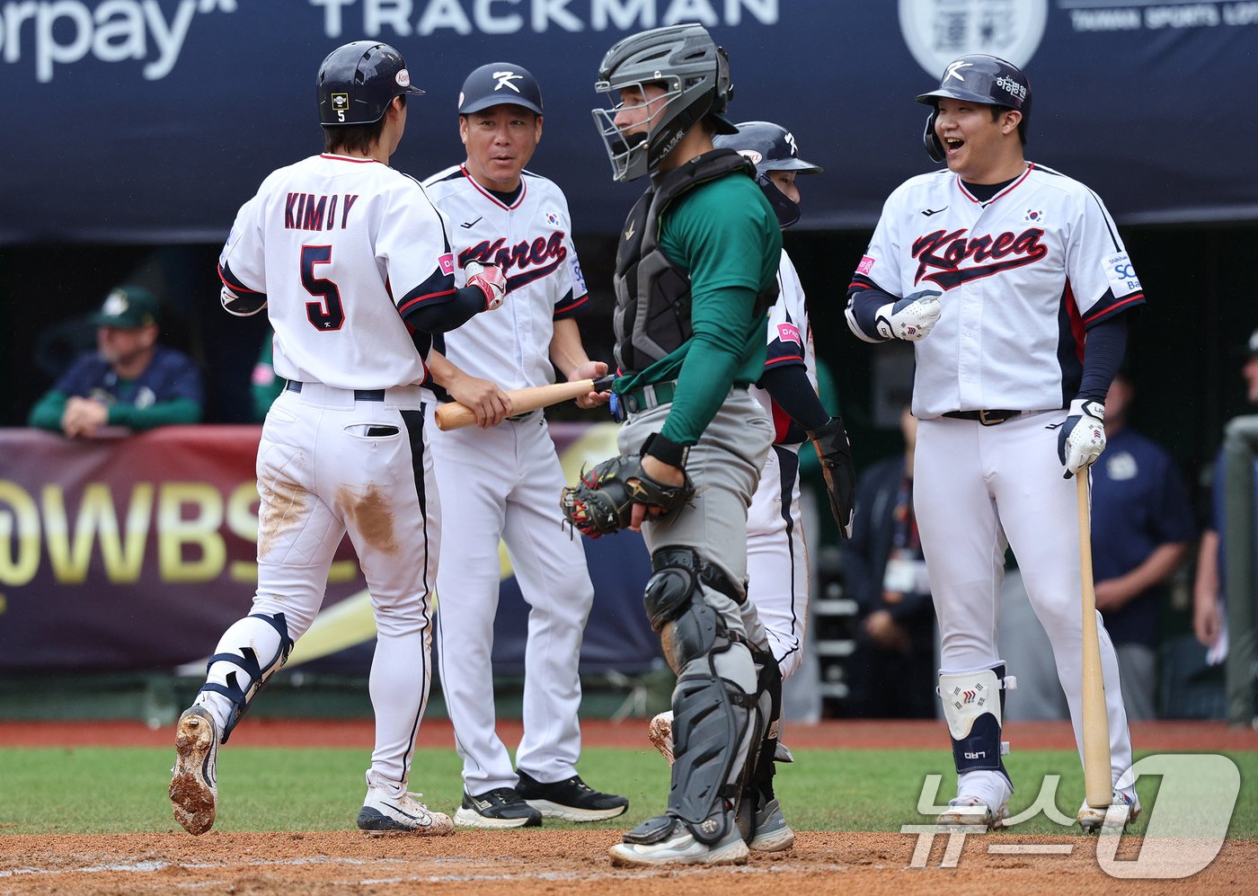 18일&#40;현지시간&#41; 오후 대만 타이베이시 톈무 야구장에서 열린 2024 WBSC 프리미어12 B조 예선 대한민국과 호주의 경기 6회말 대한민국 공격 2사 1루 상황에서 김도영이 투런 홈런을 친 뒤 동료들과 기뻐하고 있다. 2024.11.18/뉴스1 ⓒ News1 장수영 기자