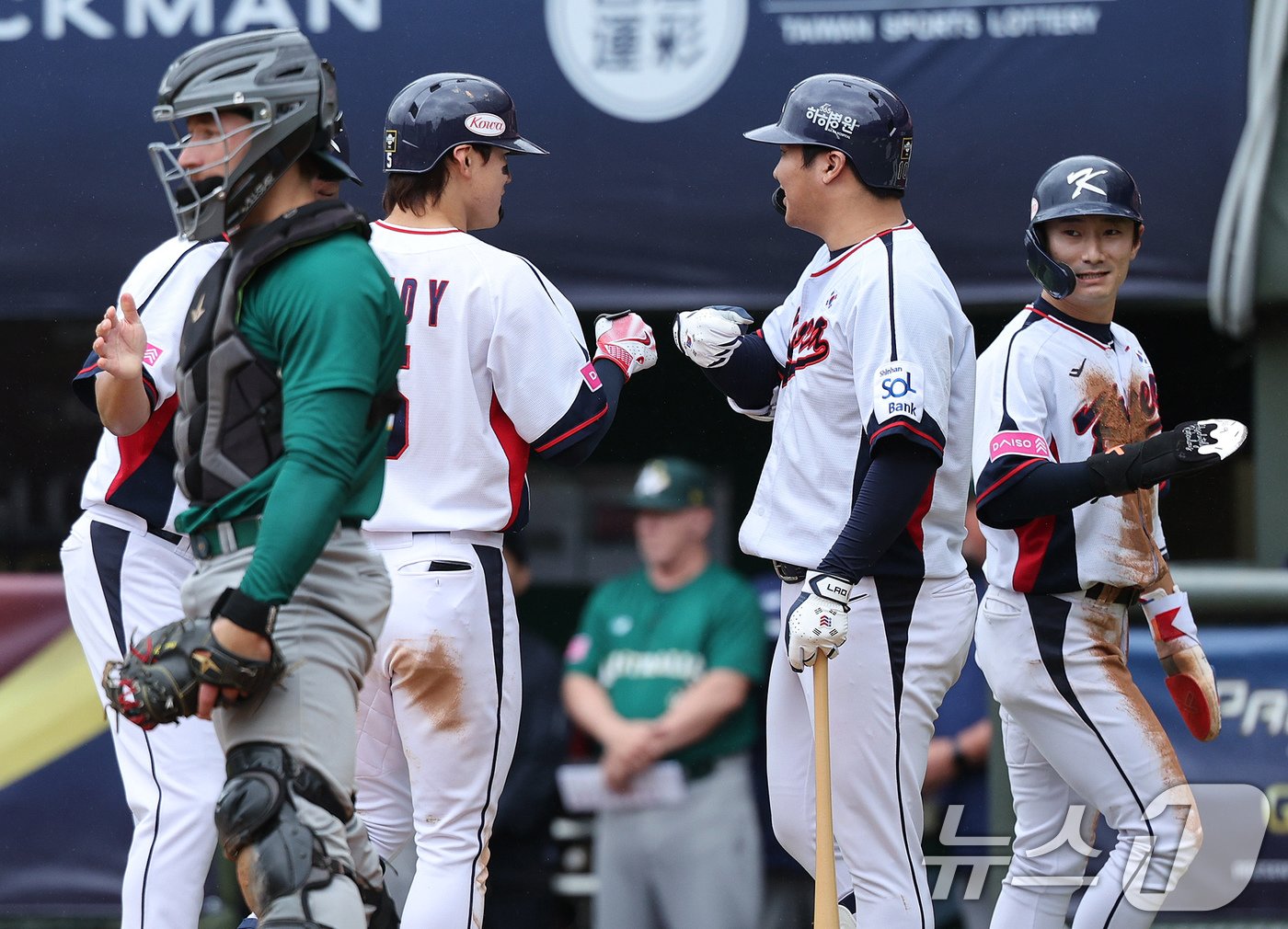 18일&#40;현지시간&#41; 오후 대만 타이베이시 톈무 야구장에서 열린 2024 WBSC 프리미어12 B조 예선 대한민국과 호주의 경기 6회말 대한민국 공격 2사 1루 상황에서 김도영이 투런 홈런을 친 뒤 동료들과 기뻐하고 있다. 2024.11.18/뉴스1 ⓒ News1 장수영 기자