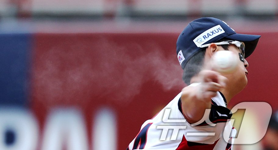 본문 이미지 - 18일(현지시간) 오후 대만 타이베이시 톈무 야구장에서 열린 2024 WBSC 프리미어12 B조 예선 대한민국과 호주의 경기, 8회초 마운드에 오른 대한민국 김서현이 로진가루를 흩날리며 투구하고 있다. 2024.11.18/뉴스1 ⓒ News1 장수영 기자