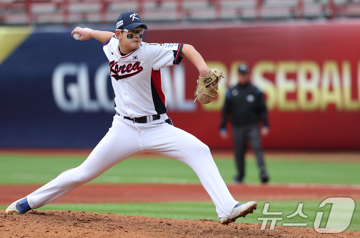 18일&#40;현지시간&#41; 오후 대만 타이베이시 톈무 야구장에서 열린 2024 WBSC 프리미어12 B조 예선 대한민국과 호주의 경기, 8회초 마운드에 오른 대한민국 김서현이 투구하고 있다. 2024.11.18/뉴스1 ⓒ News1 장수영 기자