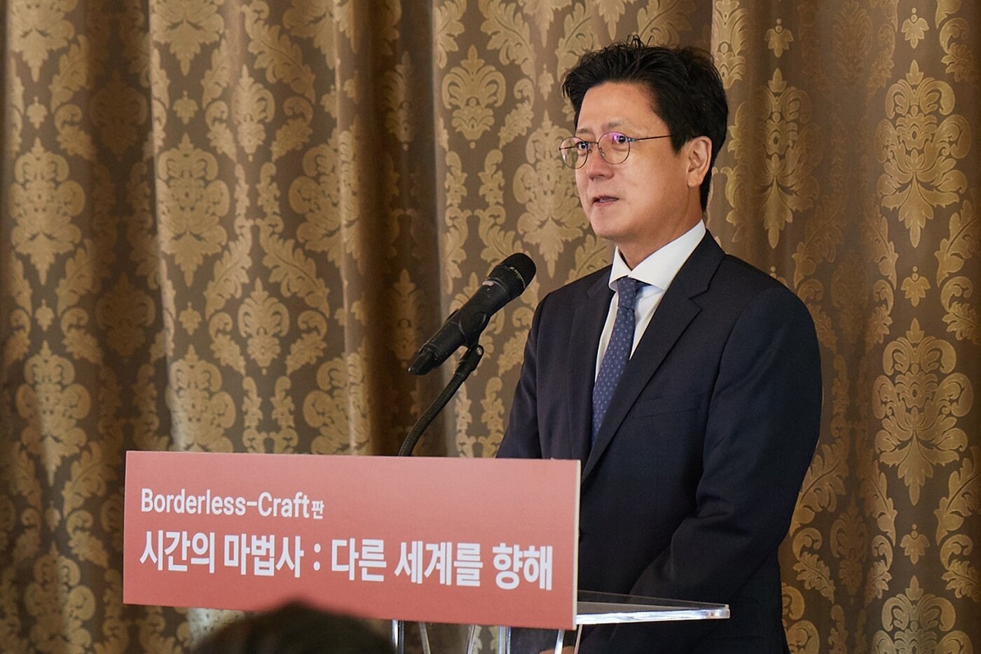 본문 이미지 - 제2회 보더리스-Craft판 전시 개막식에서 김정욱 넥슨재단 이사장이 축사를 하고 있다. (넥슨 제공)
