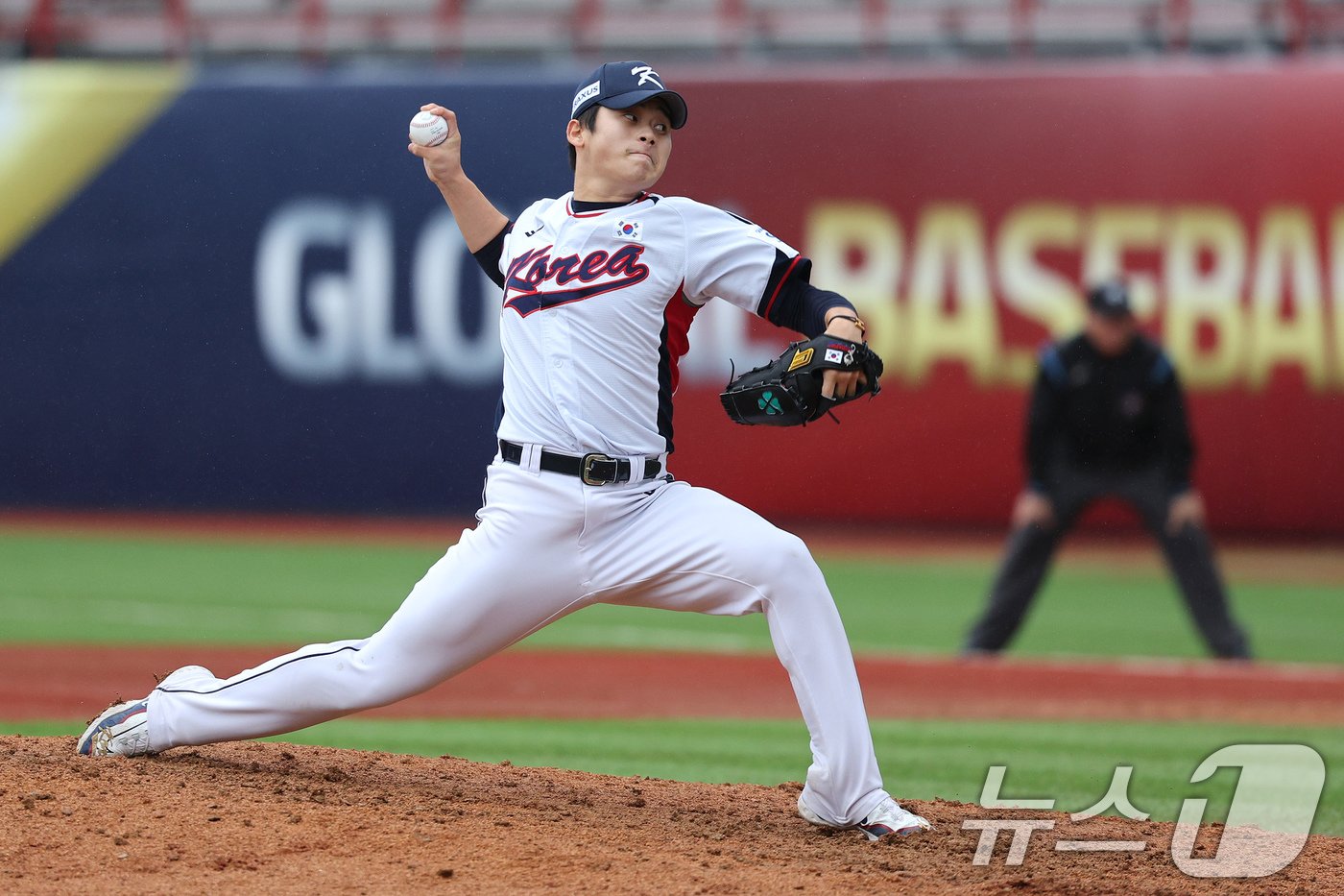 본문 이미지 - 18일&#40;현지시간&#41; 오후 대만 타이베이시 톈무 야구장에서 열린 2024 WBSC 프리미어12 B조 예선 대한민국과 호주의 경기, 9회초 마운드에 오른 대한민국 마무리 박영현이 역투하고 있다. 2024.11.18/뉴스1 ⓒ News1 장수영 기자