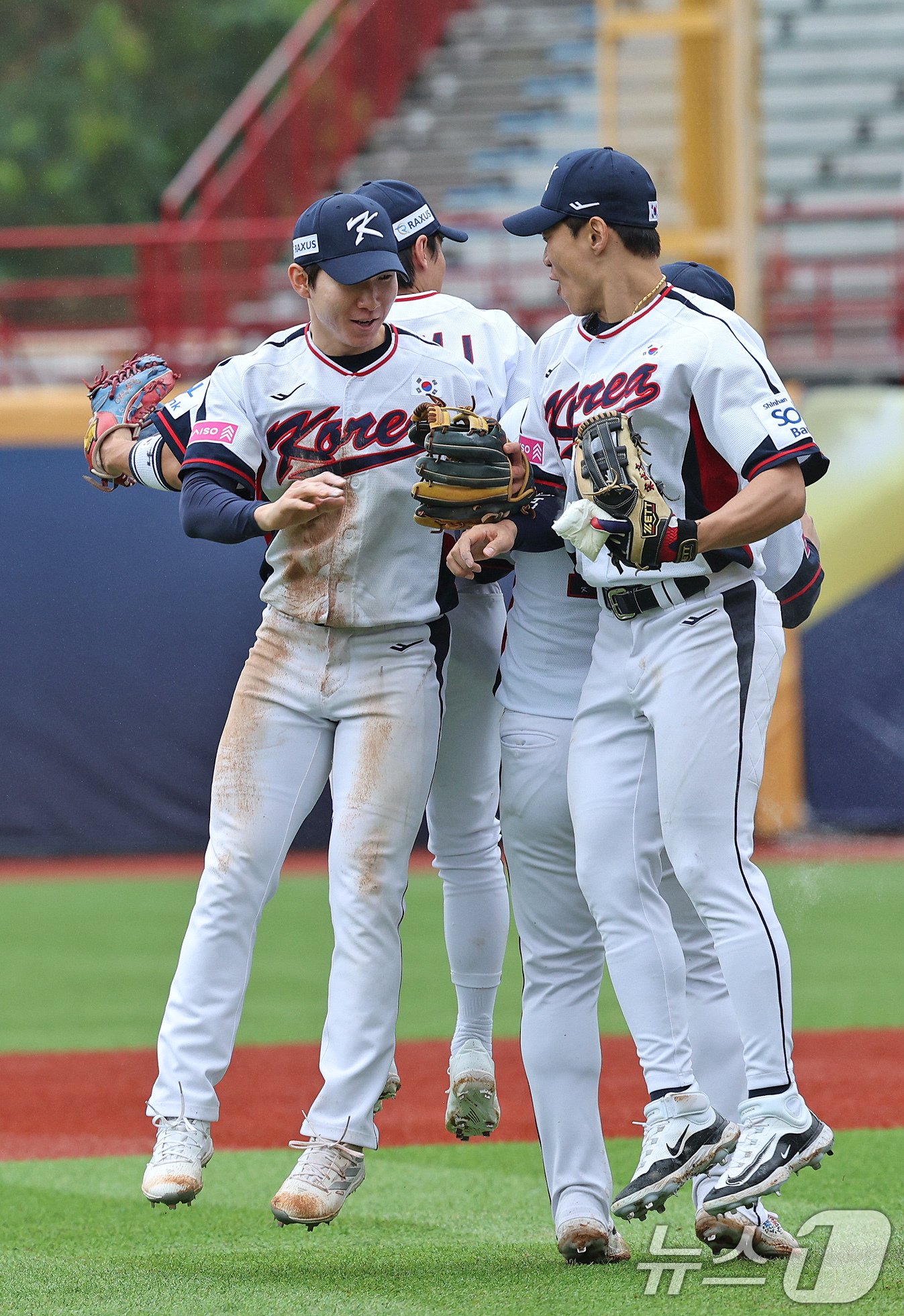 18일&#40;현지시간&#41; 오후 대만 타이베이시 톈무 야구장에서 열린 2024 WBSC 프리미어12 B조 예선 대한민국과 호주의 경기에서 5대 2로 승리한 대한민국 대표팀 선수들이 기쁨을 나누고 있다. 대표팀은 프리미어12 예선 3승 2패를 거뒀으나 일본에서 열리는 슈퍼라운드 진출은 실패했다. 2024.11.18/뉴스1 ⓒ News1 장수영 기자