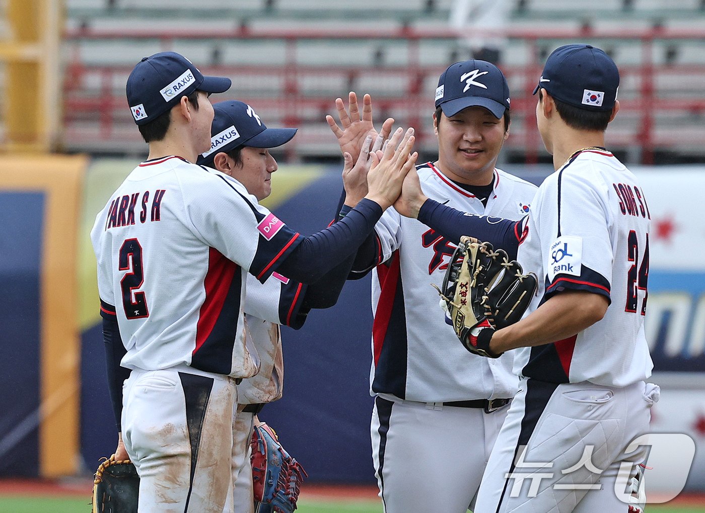 18일&#40;현지시간&#41; 오후 대만 타이베이시 톈무 야구장에서 열린 2024 WBSC 프리미어12 B조 예선 대한민국과 호주의 경기에서 5대 2로 승리한 대한민국 대표팀 선수들이 기쁨을 나누고 있다. 대표팀은 프리미어12 예선 3승 2패를 거뒀으나 일본에서 열리는 슈퍼라운드 진출은 실패했다. 2024.11.18/뉴스1 ⓒ News1 장수영 기자