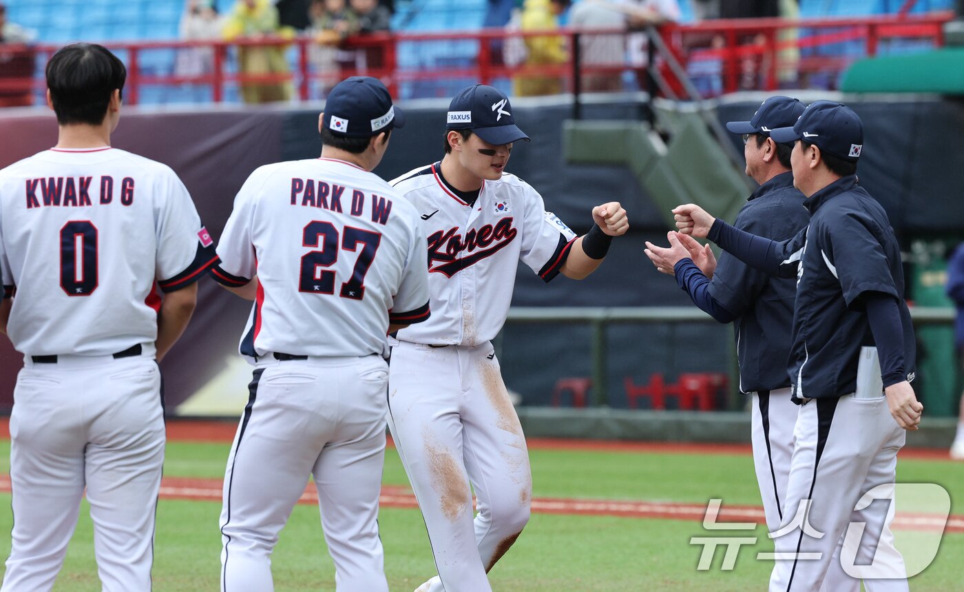 18일&#40;현지시간&#41; 오후 대만 타이베이시 톈무 야구장에서 열린 2024 WBSC 프리미어12 B조 예선 대한민국과 호주의 경기에서 5대 2로 승리한 대한민국 대표팀 류중일 감독과 선수둘이 주먹을 맞대고 있다. 2024.11.18/뉴스1 ⓒ News1 장수영 기자