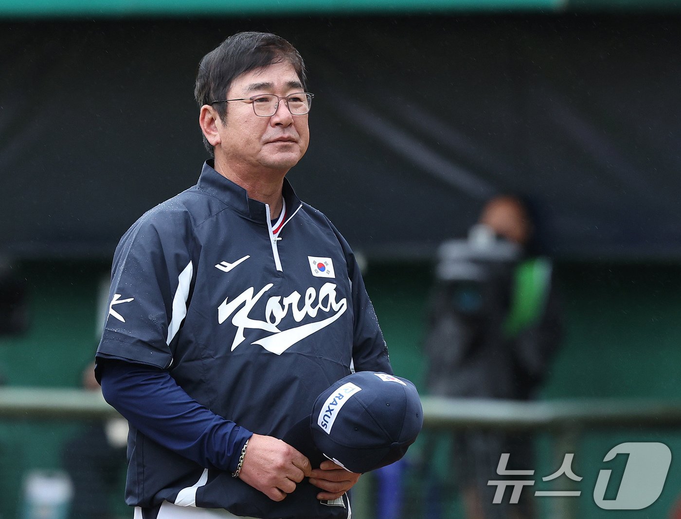 본문 이미지 - 18일(현지시간) 오후 대만 타이베이시 톈무 야구장에서 열린 2024 WBSC 프리미어12 B조 예선 대한민국과 호주의 경기에서 5대 2로 승리한 대한민국 대표팀 류중일 감독이 팬들에게 인사하고 있다. 대표팀은 프리미어12 예선 3승 2패를 거뒀으나 일본에서 열리는 슈퍼라운드 진출은 실패했다. 2024.11.18/뉴스1 ⓒ News1 장수영 기자