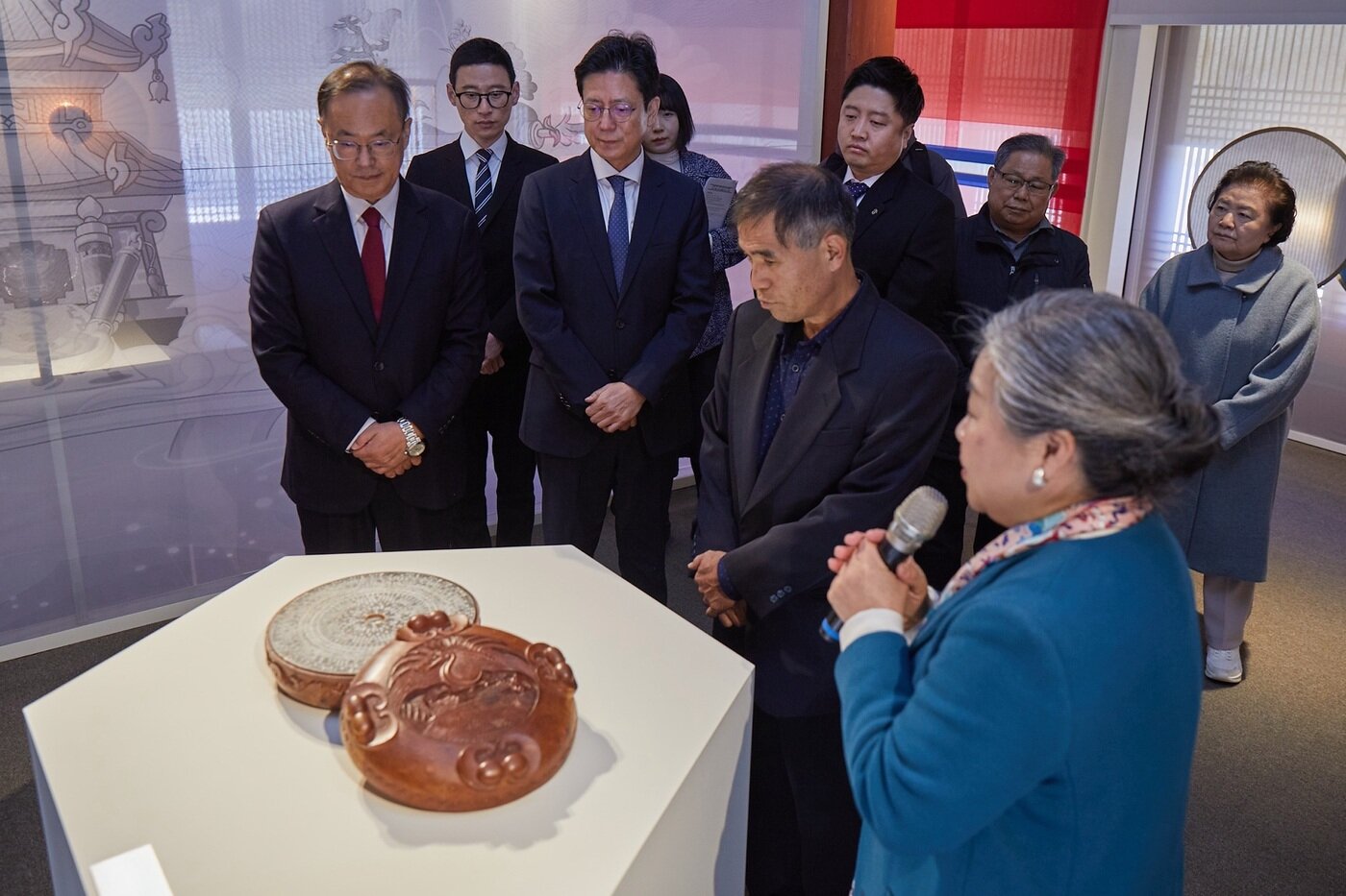 조혜영 한국조형디자인협회 이사장이 전시 작품을 해설하고 있다. &#40;넥슨 제공&#41;