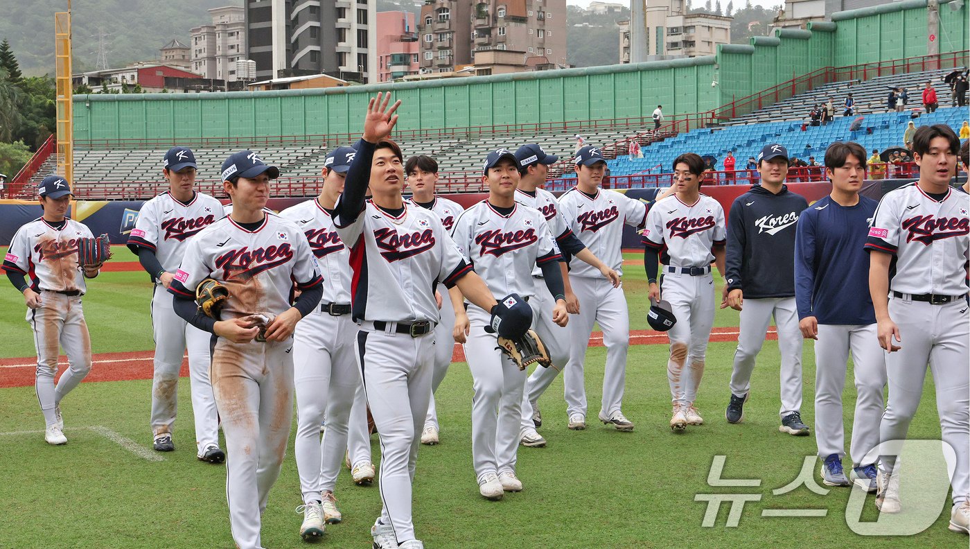 18일&#40;현지시간&#41; 오후 대만 타이베이시 톈무 야구장에서 열린 2024 WBSC 프리미어12 B조 예선 대한민국과 호주의 경기에서 5대 2로 승리한 대한민국 대표팀 선수들이 경기장을 나서고 있다. 대표팀은 프리미어12 예선 3승 2패를 거뒀으나 일본에서 열리는 슈퍼라운드 진출은 실패했다. 2024.11.18/뉴스1 ⓒ News1 장수영 기자