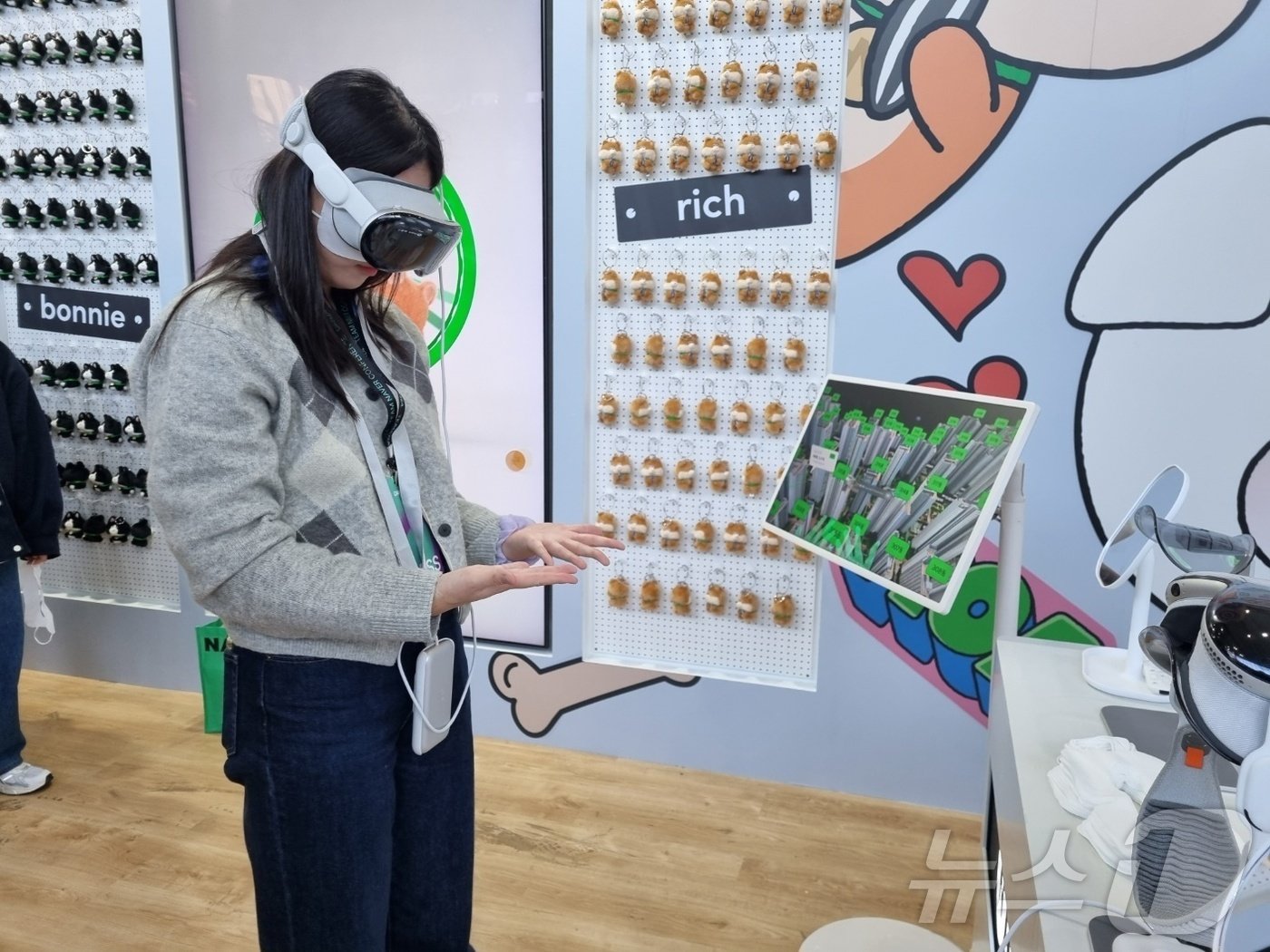 본문 이미지 - 네이버페이는 이달 12일 서울 코엑스에서 열린 팀네이버 통합 콘퍼런스 '단24'에서 애플 비전 프로를 활용한 'VR 단지 투어'를 선보였다. 2024.11.12/뉴스1 ⓒ 뉴스1 신은빈 기자
