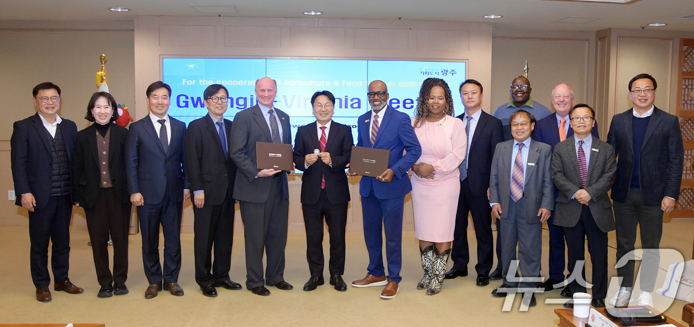(광주=뉴스1) 박준배 기자 = 강기정 광주시장이 18일 시청 비즈니스룸에서 미국 버지니아정부 관계자들과 양 지역 농업 및 푸드테크 분야 협력 모색을 위한 간담회를 마치고 기념촬영 …