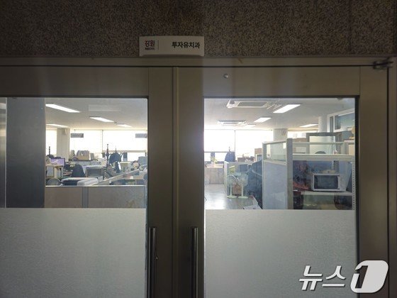 본문 이미지 - 춘천지검 관계자들이 12일 오전 강원도청 별관에서 최문순 전 강원도지사의 업무상 배임·직권남용 등 혐의 고발사건과 관련해 강제수사에 나섰다.2024.11.12/뉴스1 ⓒ News1 한귀섭 기자