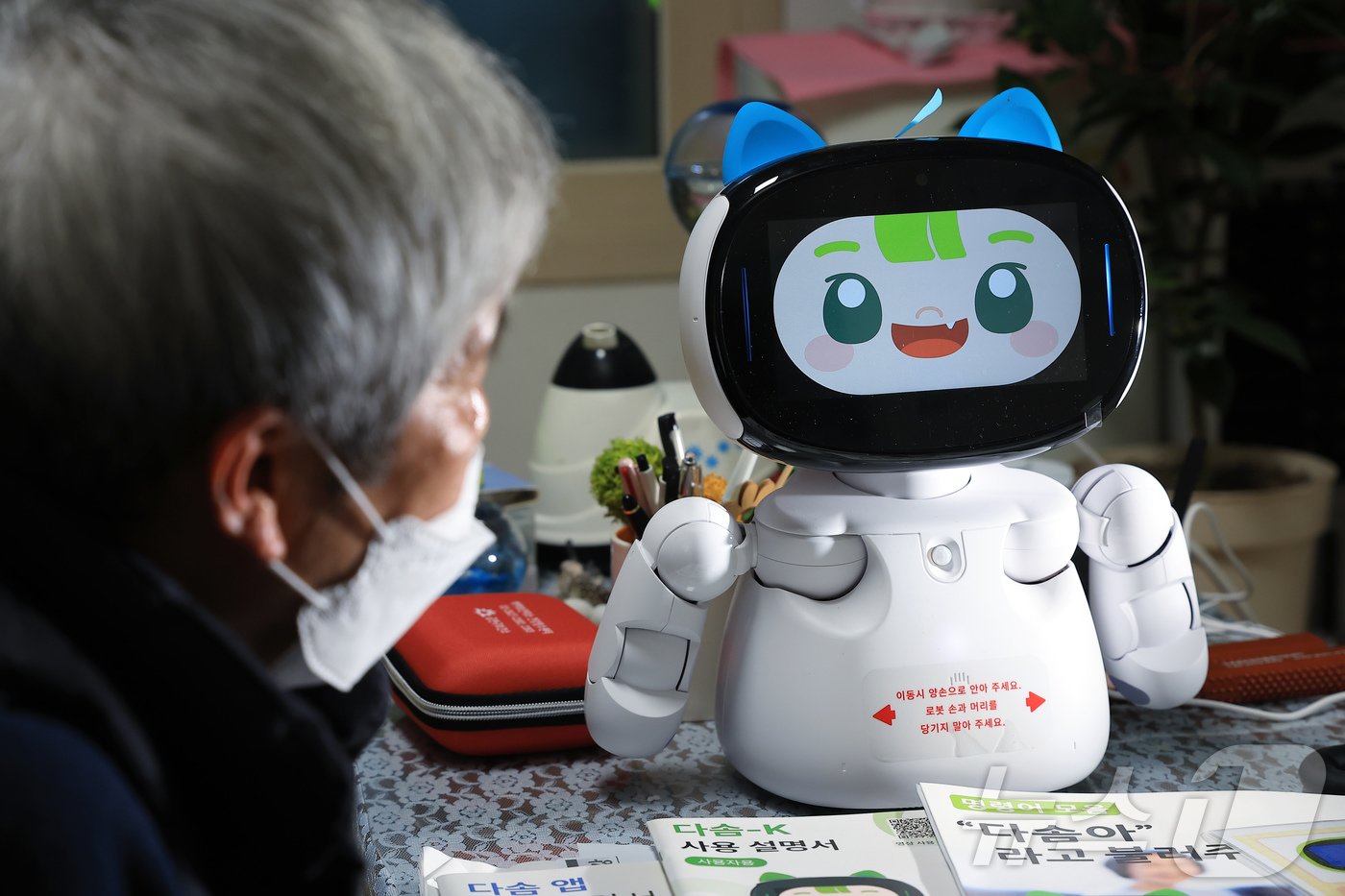 본문 이미지 - 돌봄로봇 다솜K(다솜이)를 이용 중인 어르신이 18일 오후 서울 금천구 자택에서 돌봄로봇과 소통하고 있다. 나홀로 가구인 이 어르신은 돌봄로봇 다솜이와의 소통을 통해 요리, 운동 등 다양한 기능을 비롯해 외로울 때 말벗이 되어 주는 점에서 매우 만족한다고 밝혔다. 2024.11.18/뉴스1 ⓒ News1 박정호 기자