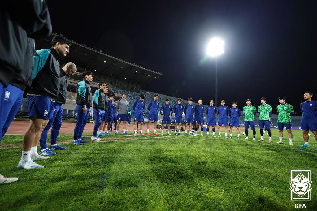 (서울=뉴스1) = 홍명보 감독과 대한민국 축구 국가대표팀 선수들이 18일 오후(현지시간) 요르단 암만 국제경기장에서 2026 국제축구연맹(FIFA) 북중미 월드컵 아시아지역 3차 …