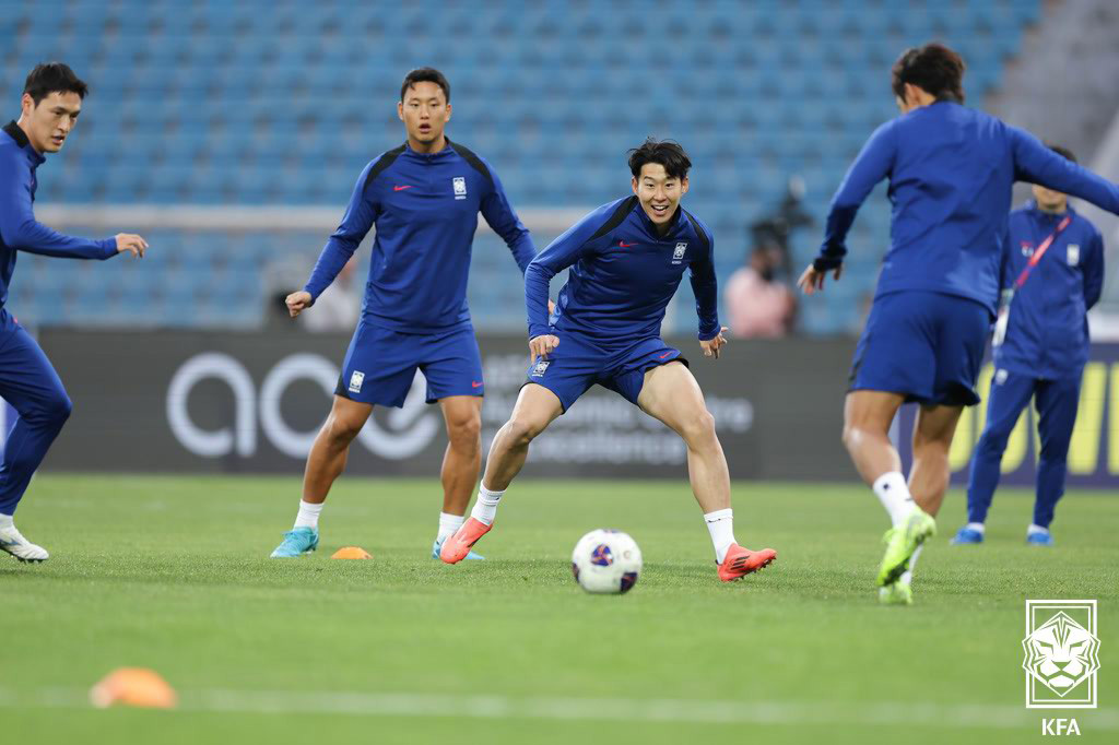 (서울=뉴스1) = 손흥민을 비롯한 대한민국 축구 국가대표팀 선수들이 18일 오후(현지시간) 요르단 암만 국제경기장에서 2026 국제축구연맹(FIFA) 북중미 월드컵 아시아지역 3 …