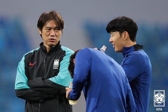 South Korea national soccer team coach Hong Myung-bo and Son Heung-min during an official training session held a day ahead of the 6th match against Palestine in Group B of the 2026 FIFA North and Central America World Cup Asian Region 3rd qualifier at the Amman International Stadium in Jordan on the afternoon of the 18th (local time). We are having a conversation. (Provided by the Korea Football Association) 2024.11.19/News 1