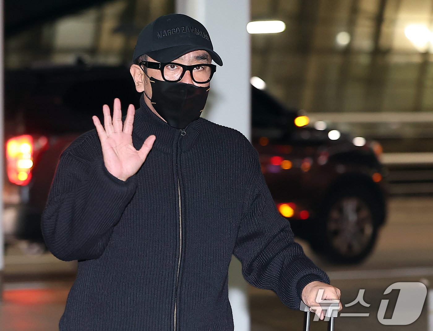 본문 이미지 - 배우 류승룡이 19일 오전 디즈니 플러스 프로모션 참석 차 인천국제공항을 통해 싱가포르로 출국하고 있다. 2024.11.19/뉴스1 ⓒ News1 김진환 기자