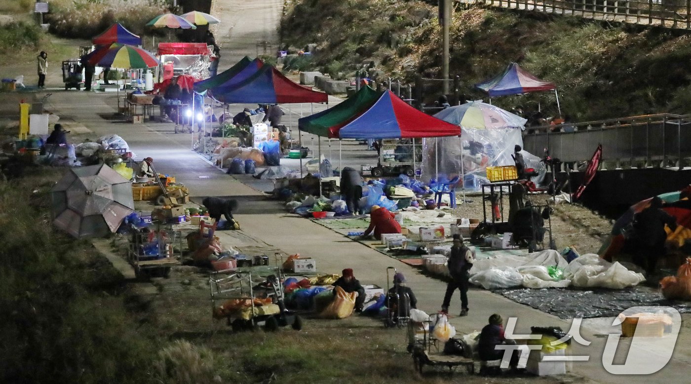 본문 이미지 - 쌀쌀한 날씨가 이어지고 있는 19일 전북자치도 전주시 남부시장 인근 도깨비시장이 다소 한산한 모습을 보이고 있다. 2024.11.19/뉴스1 ⓒ News1 유경석 기자