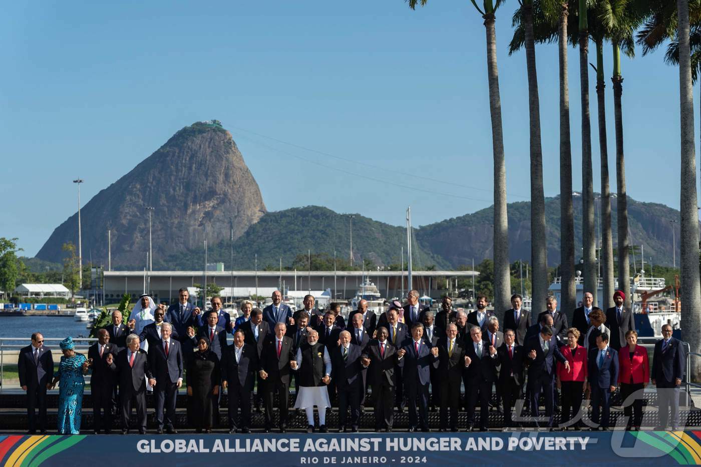 본문 이미지 - 시진핑 중국 국가 주석과 에마뉘엘 마크롱 프랑스 대통령 등 정상들이 18일 &#40;현지시간&#41; 브라질 리우데자네이루에서 열린 G20 정상회의 중 조 바이든 미국 대통령은 빠진 상황서 빵산을 배경으로 단체 사진을 찍고 있다. 2024.11.19 ⓒ AFP=뉴스1 ⓒ News1 우동명 기자