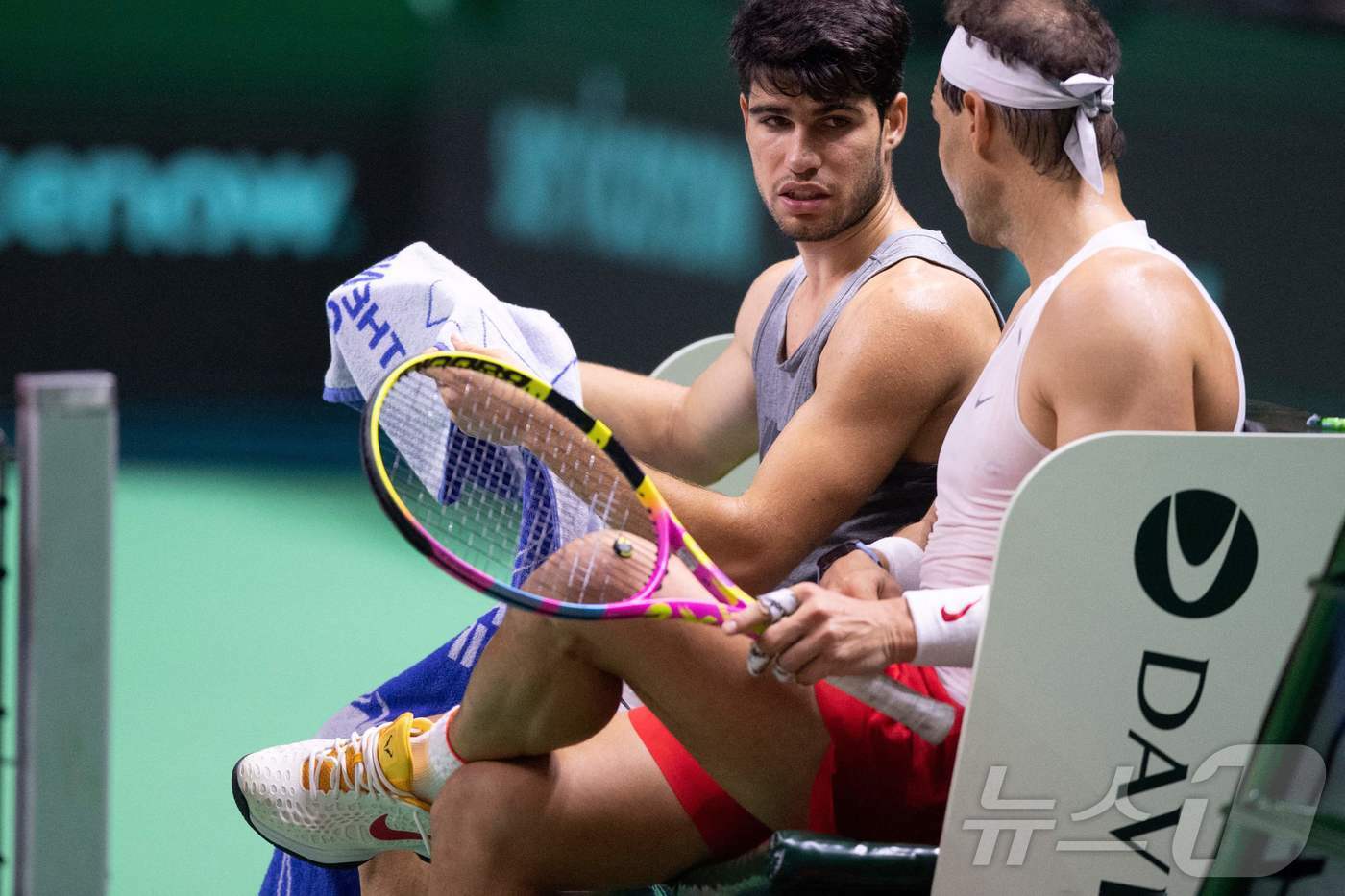 본문 이미지 - 스페인 대표로 데이비스컵에 출전하는 알카라스&#40;위&#41;와 나달.ⓒ AFP=뉴스1