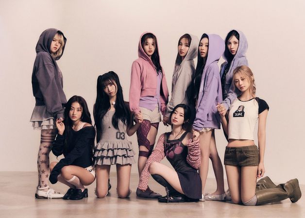 트와이스, 내추럴 러블리 '스트래티지'…9인 행복한 미소