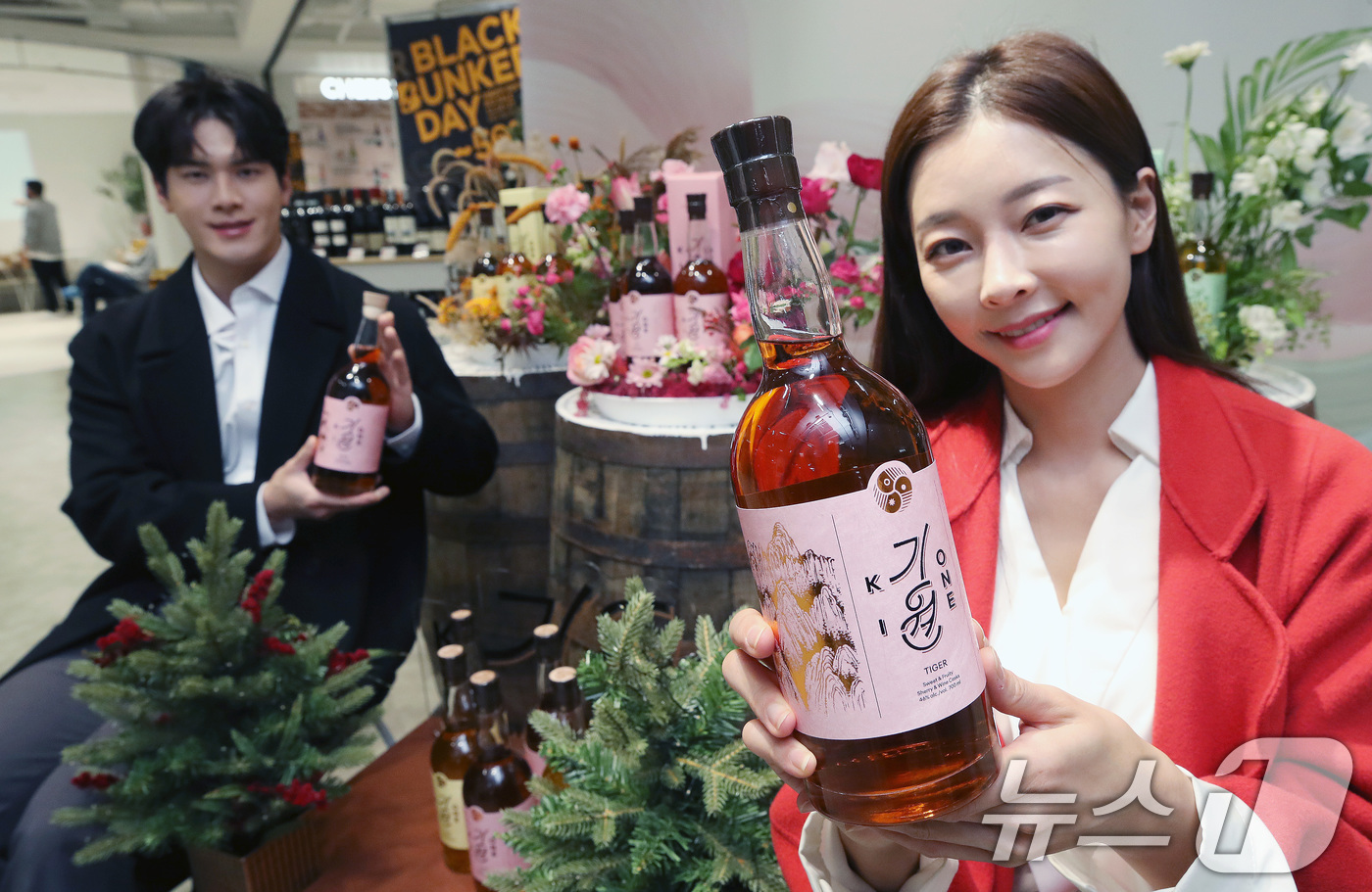 (서울=뉴스1) 임세영 기자 = 19일 서울 중구 보틀벙커 서울역점에서 모델들이 한국 최초 싱글몰트 위스키 기원, 시그니처 라인 3종(호랑이, 독수리, 유니콘)을 소개하고 있다.기 …