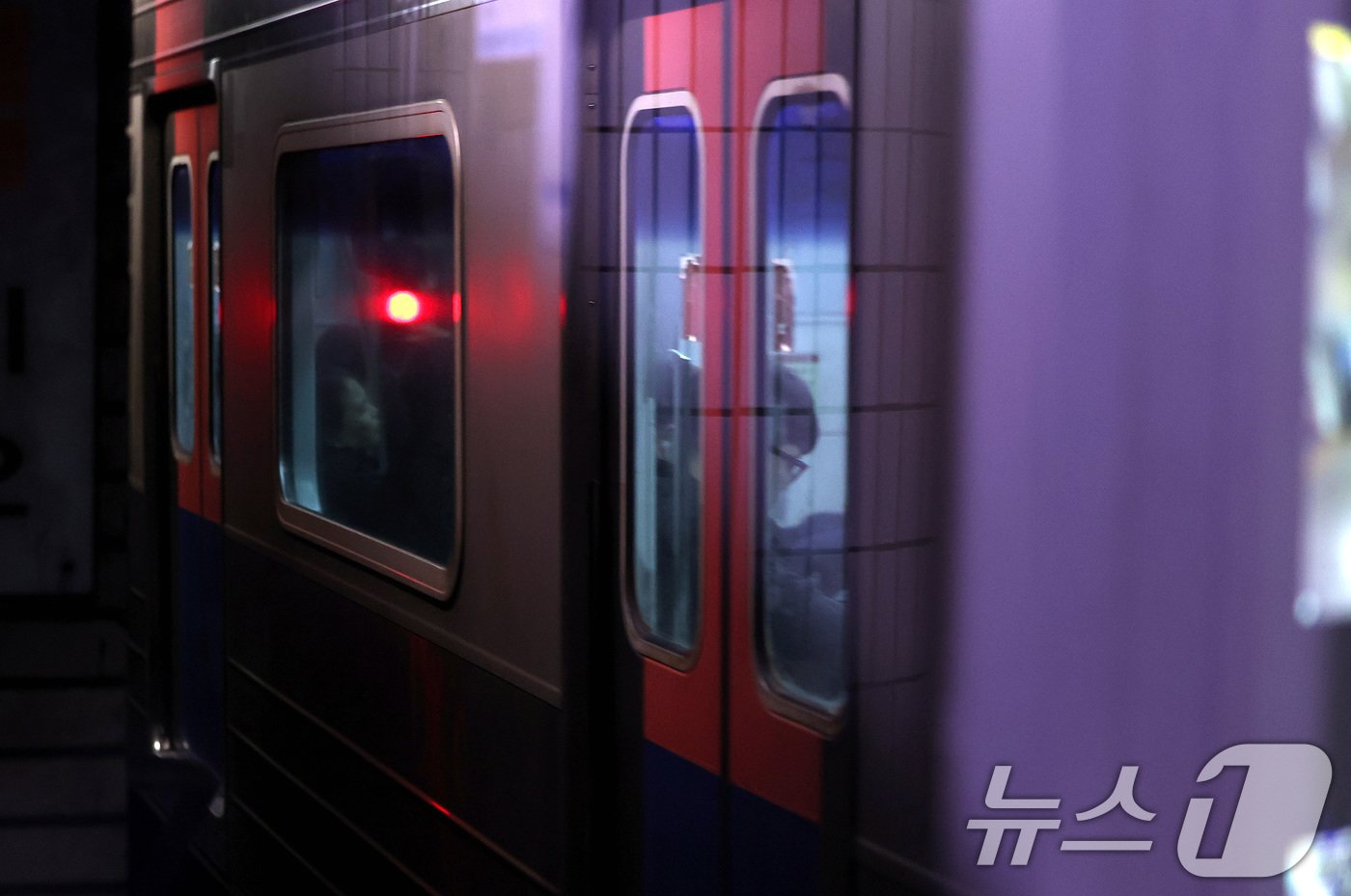 본문 이미지 - 서울 지하철 열차 모습 2024.11.19/뉴스1 ⓒ News1 이동해 기자