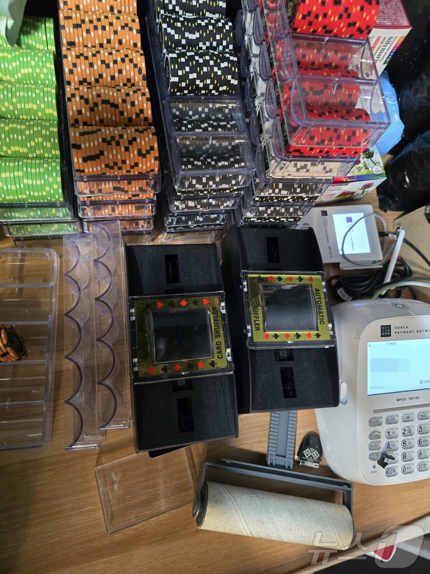 본문 이미지 - 홀덤펍 도박장에 이용된 칩. (대전경찰청 제공)/뉴스1 