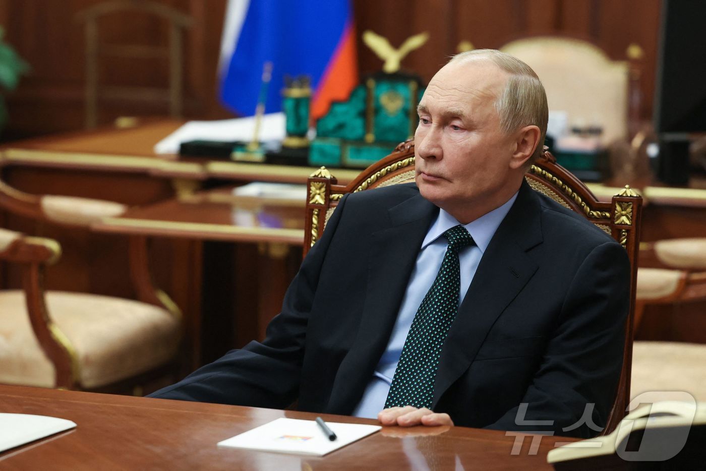 본문 이미지 - 블라디미르 푸틴 러시아 대통령이 18일 (현지시간) 모스크바 크렘린 궁에서 예브게니 발리츠키 우크라이나 자포리자 수반과 만나고 있다. 2024.11.19 ⓒ AFP=뉴스1 ⓒ News1 우동명 기자