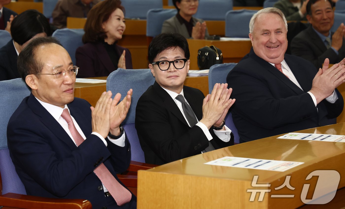 국민의힘 한동훈 대표와 추경호 원내대표, 인요한 최고위원이 19일 오전 서울 여의도 국회 의원회관에서 열린 &#39;Dr.인요한의 한국형 구급차 2.0 국회 전시회&#39;에서 손뼉을 치고 있다. 2024.11.19/뉴스1 ⓒ News1 김민지 기자