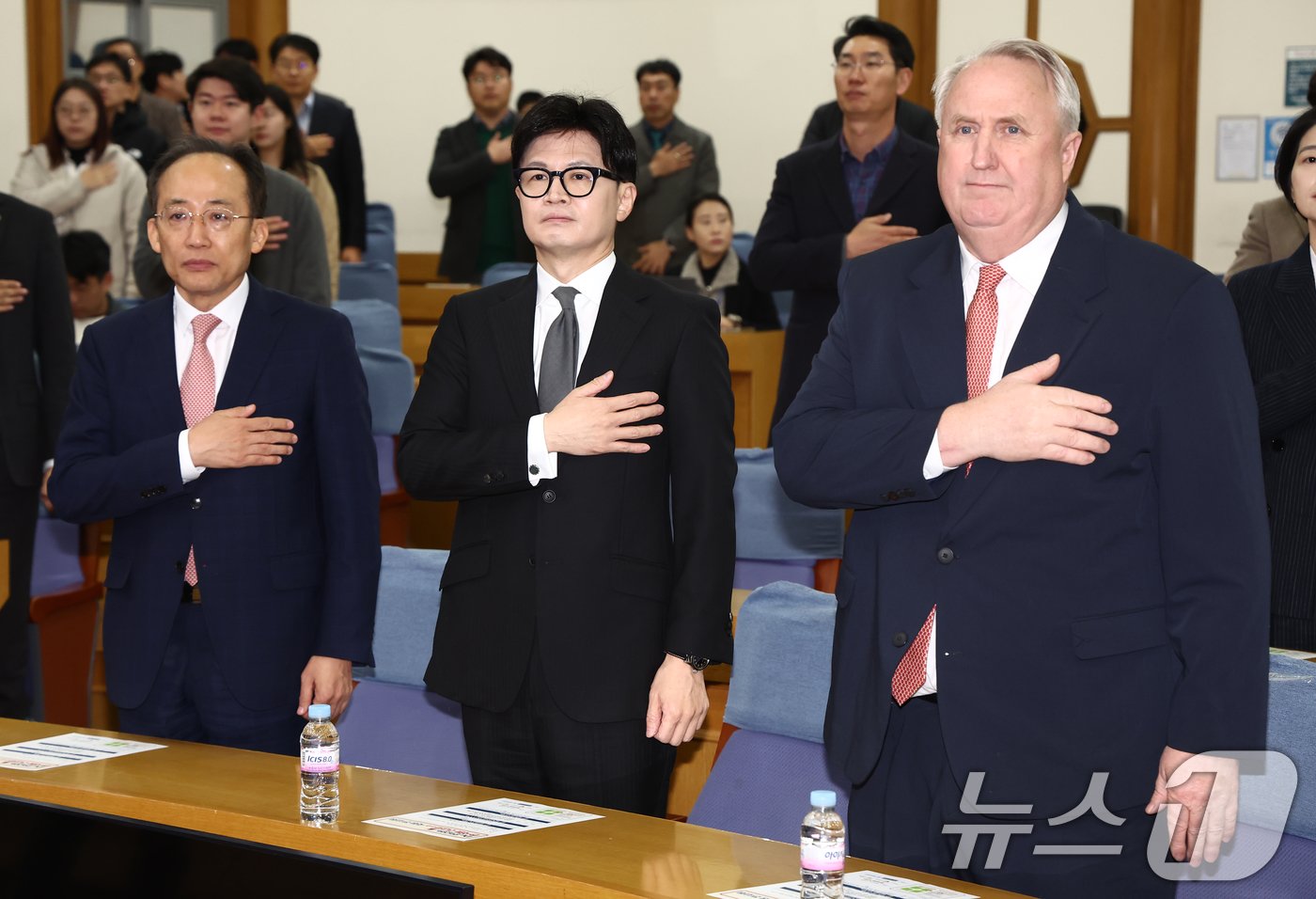 국민의힘 한동훈 대표와 추경호 원내대표, 인요한 최고위원이 19일 오전 서울 여의도 국회 의원회관에서 열린 &#39;Dr.인요한의 한국형 구급차 2.0 국회 전시회&#39;에서 국민의례를 하고 있다. 2024.11.19/뉴스1 ⓒ News1 김민지 기자