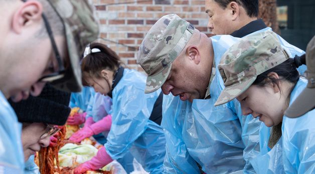 주한미군 2사단 장병들 '정성스러운 손길'