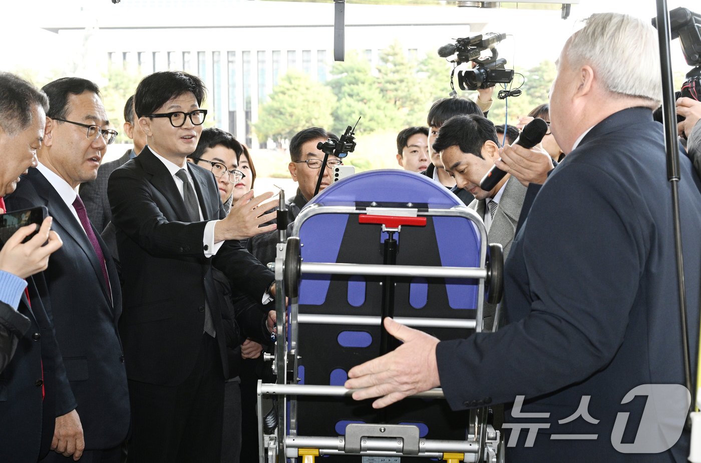 한동훈 국민의힘 대표와 인요한 최고위원, 주호영 국회부의장 등이 19일 오전 서울 여의도 국회 의원회관 앞 잔디마당에 전시된 한국형 구급차 2.0을 둘러보고 있다. &#40;공동취재&#41; 2024.11.19/뉴스1 ⓒ News1 김민지 기자