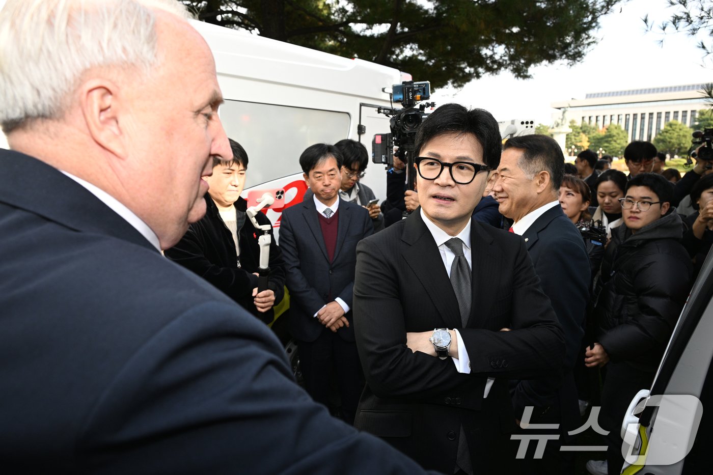 한동훈 국민의힘 대표, 인요한 최고위원이 19일 오전 서울 여의도 국회 의원회관 앞 잔디마당에 전시된 한국형 구급차 1호차를 둘러보고 있다. &#40;공동취재&#41; 2024.11.19/뉴스1 ⓒ News1 김민지 기자