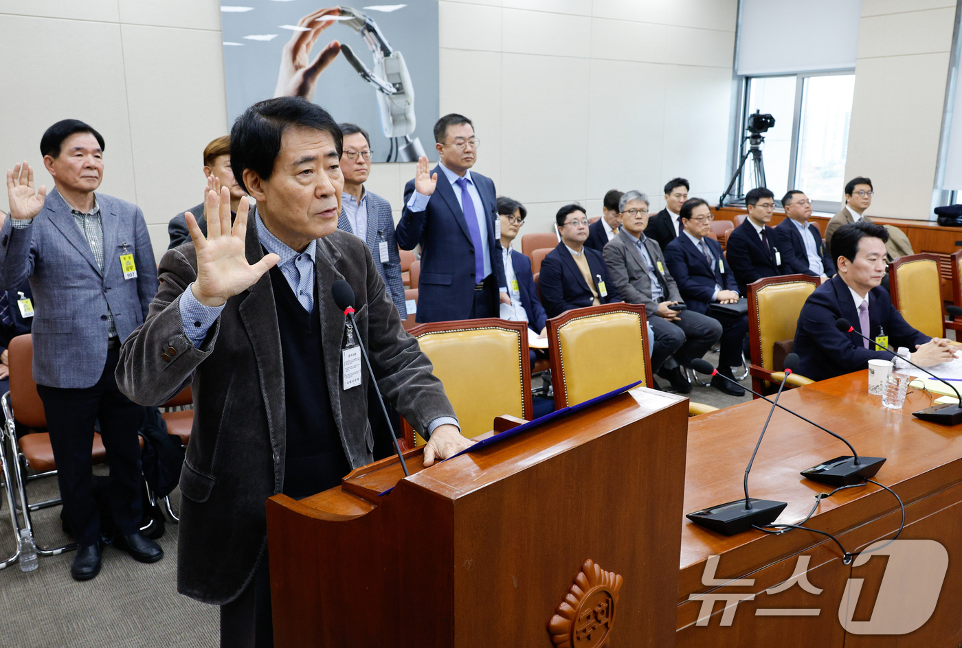 (서울=뉴스1) 안은나 기자 = 이상요 한국방송공사(KBS) 이사가 19일 서울 여의도 국회 과학기술정보방송통신위원회에서 열린 박장범 KBS 사장 후보자 인사청문회에 출석해 증인 …