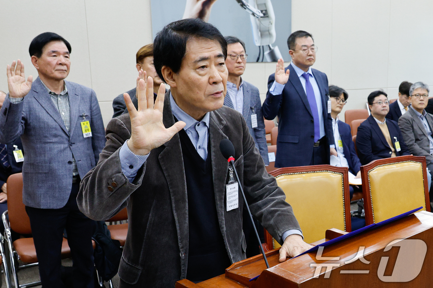 (서울=뉴스1) 안은나 기자 = 이상요 한국방송공사(KBS) 이사가 19일 서울 여의도 국회 과학기술정보방송통신위원회에서 열린 박장범 KBS 사장 후보자 인사청문회에 출석해 증인 …